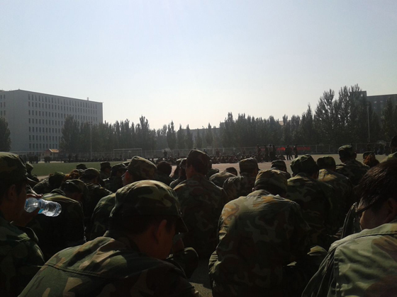 軍訓戴的帽子，一個小時就濕透了