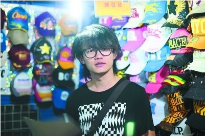 夜市帽子擺攤哥，竟是好聲音學(xué)員丁克森，其身份遭疑 